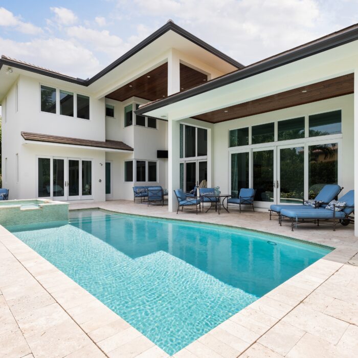 Backyard,Of,A,Modern,House,With,Swimming,Pool